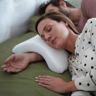 Coussin pour bras pour dormeur latéral 26 x 30 x 12 cm avec housse Cooling Effect