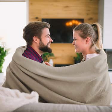 Set de voyage comprenant : 2 x genouillères et traversins visco 40 x 15 cm + 2 x couvertures douillettes Sleezzz® Smart 150 x 200 cm